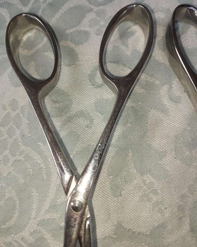 A VINTAGE PAIRS OF SALAD TONGS SOLD AS IS