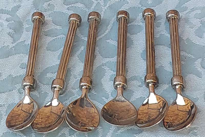 A SET OF 6 STAINLESS STEEL TEASPOONS SOLD AS IS