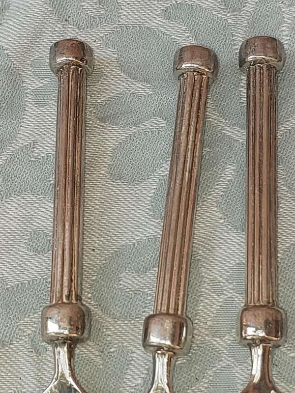 A SET OF 6 STAINLESS STEEL TEASPOONS SOLD AS IS