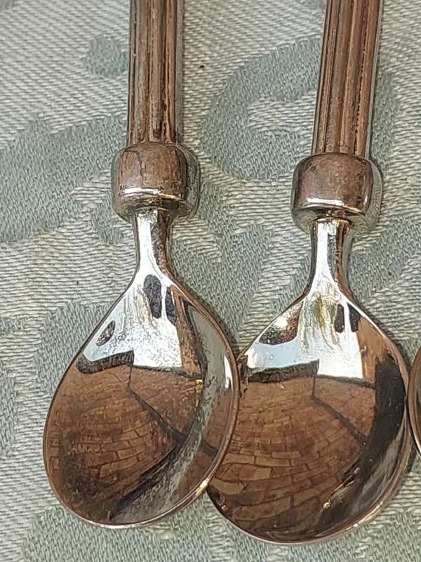 A SET OF 6 STAINLESS STEEL TEASPOONS SOLD AS IS