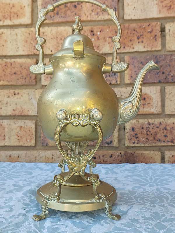 A VINTAGE ART DECORATIVE BRASS KETTLE WITH THE BURNER SOLD AS IS