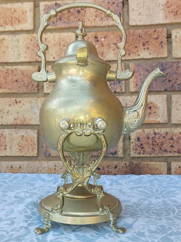 A VINTAGE ART DECORATIVE BRASS KETTLE WITH THE BURNER SOLD AS IS