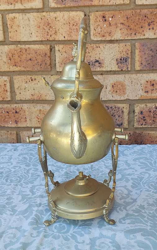 A VINTAGE ART DECORATIVE BRASS KETTLE WITH THE BURNER SOLD AS IS