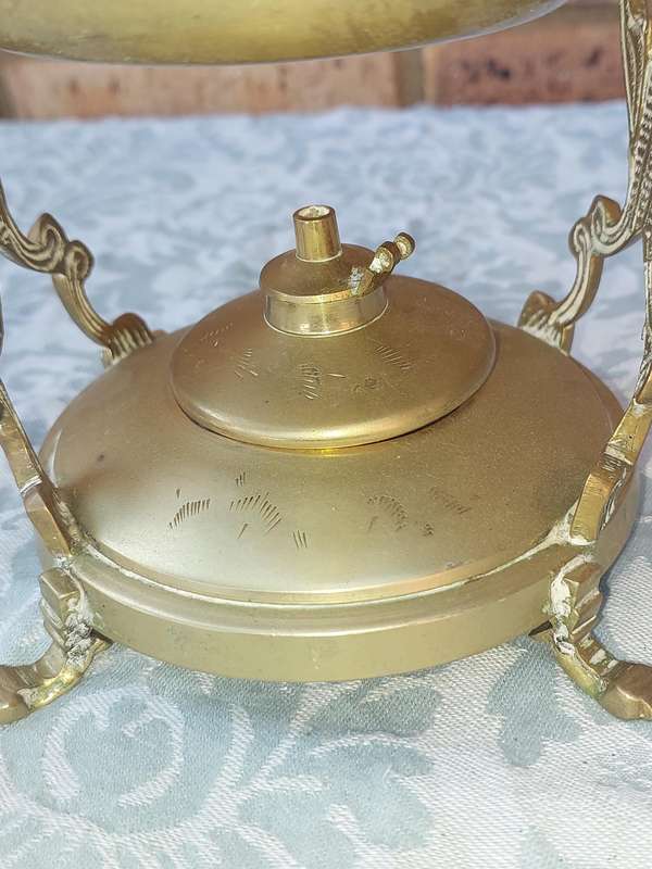 A VINTAGE ART DECORATIVE BRASS KETTLE WITH THE BURNER SOLD AS IS