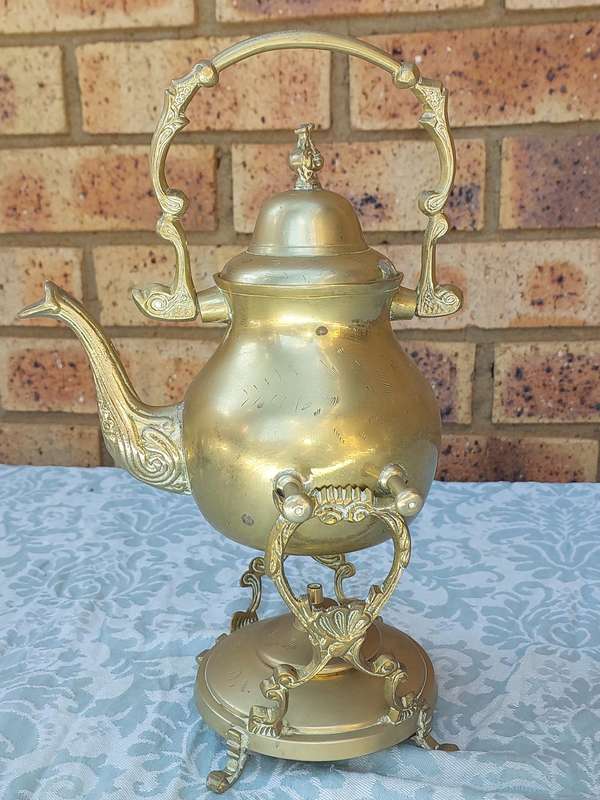 A VINTAGE ART DECORATIVE BRASS KETTLE WITH THE BURNER SOLD AS IS