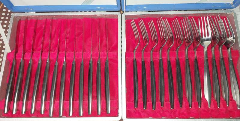 A VINTAGE 24 PIECE SAVOY STAINLESS STEEL STEAK KNIFE AND FORK SET IN ITS ORIGINAL BOX SOLD AS IS