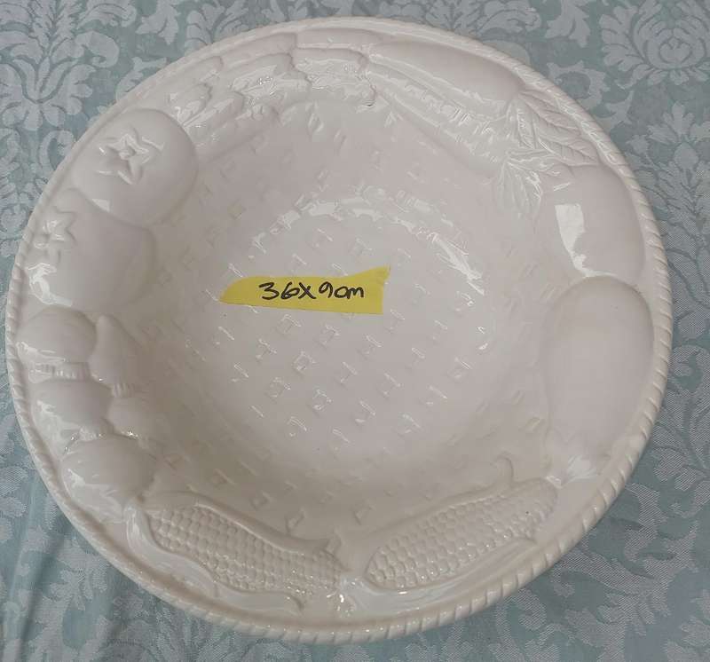 A ROUND ART DECOR FRUIT BOWL PORCELAIN SOLD AS IS