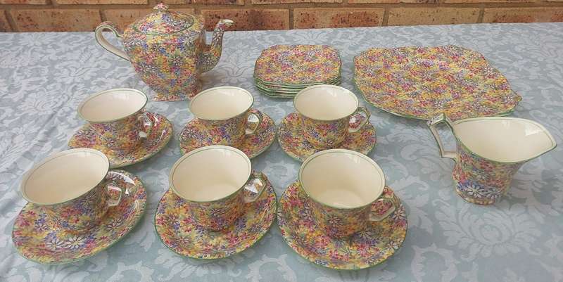 A VINTAGE 21 PIECE WILD FLOWERS BY ROYAL WINTON GRIM WADES MADE IN ENGLAND TEA SET SOLD AS IS
