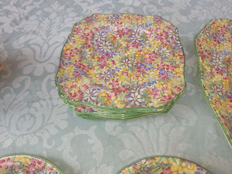 A VINTAGE 21 PIECE WILD FLOWERS BY ROYAL WINTON GRIM WADES MADE IN ENGLAND TEA SET SOLD AS IS