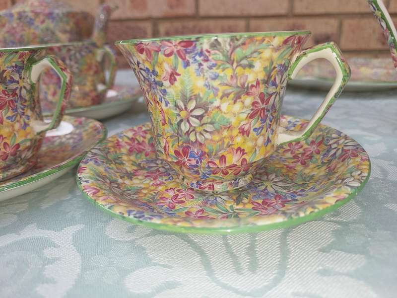 A VINTAGE 21 PIECE WILD FLOWERS BY ROYAL WINTON GRIM WADES MADE IN ENGLAND TEA SET SOLD AS IS