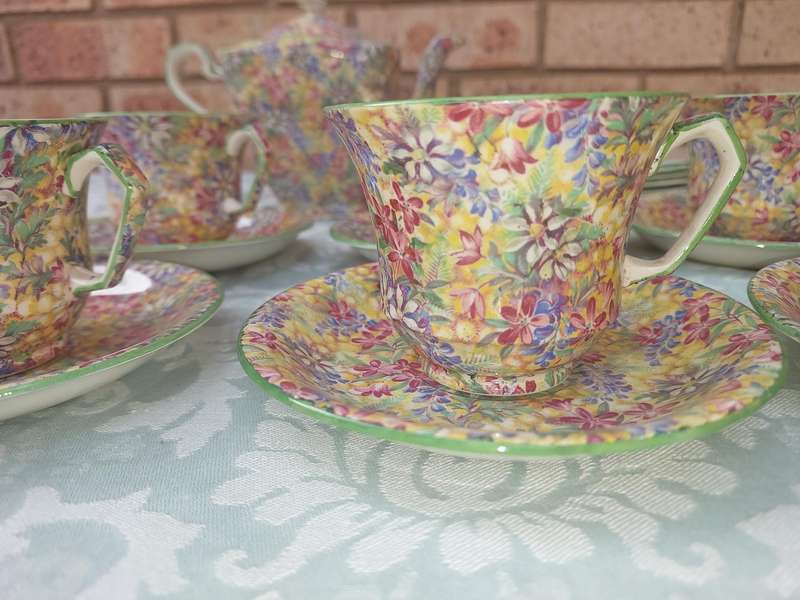 A VINTAGE 21 PIECE WILD FLOWERS BY ROYAL WINTON GRIM WADES MADE IN ENGLAND TEA SET SOLD AS IS