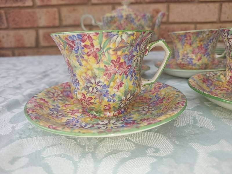 A VINTAGE 21 PIECE WILD FLOWERS BY ROYAL WINTON GRIM WADES MADE IN ENGLAND TEA SET SOLD AS IS