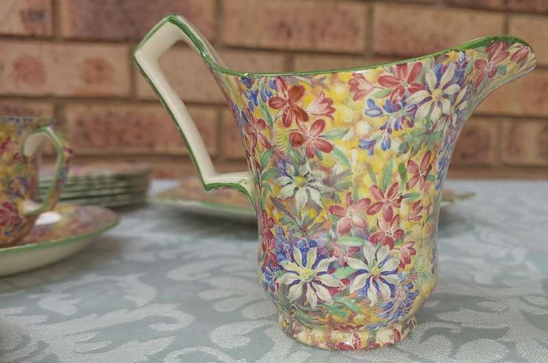 A VINTAGE 21 PIECE WILD FLOWERS BY ROYAL WINTON GRIM WADES MADE IN ENGLAND TEA SET SOLD AS IS