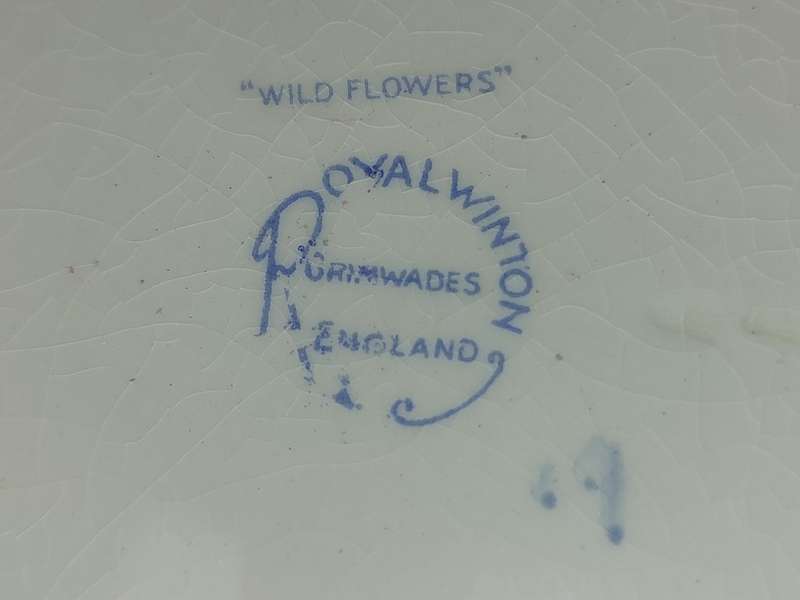 A VINTAGE 21 PIECE WILD FLOWERS BY ROYAL WINTON GRIM WADES MADE IN ENGLAND TEA SET SOLD AS IS