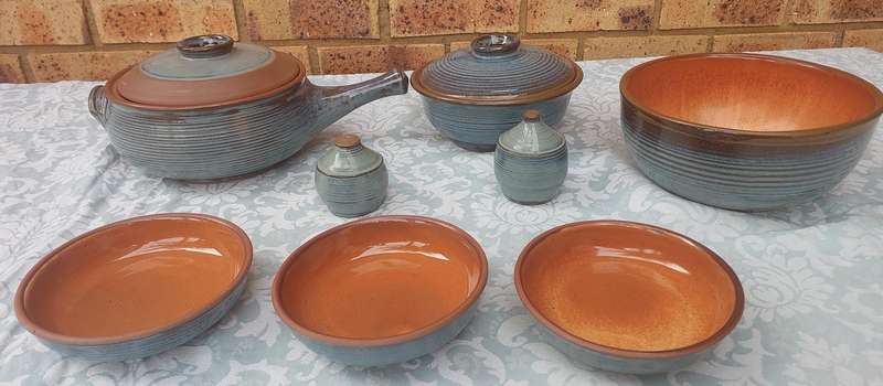 A VINTAGE 8 PIECE CERAMIC GLAZED BAKED SOUP SERVING  SET SOLD AS IS