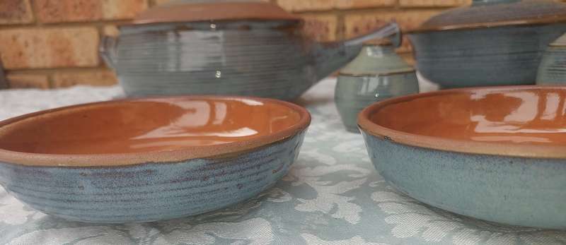 A VINTAGE 8 PIECE CERAMIC GLAZED BAKED SOUP SERVING  SET SOLD AS IS