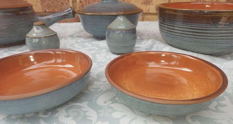 A VINTAGE 8 PIECE CERAMIC GLAZED BAKED SOUP SERVING  SET SOLD AS IS