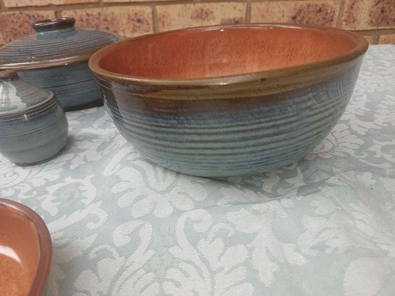 A VINTAGE 8 PIECE CERAMIC GLAZED BAKED SOUP SERVING  SET SOLD AS IS