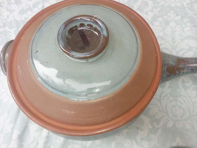 A VINTAGE 8 PIECE CERAMIC GLAZED BAKED SOUP SERVING  SET SOLD AS IS