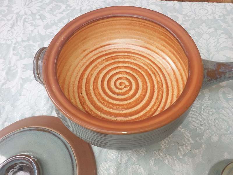 A VINTAGE 8 PIECE CERAMIC GLAZED BAKED SOUP SERVING  SET SOLD AS IS