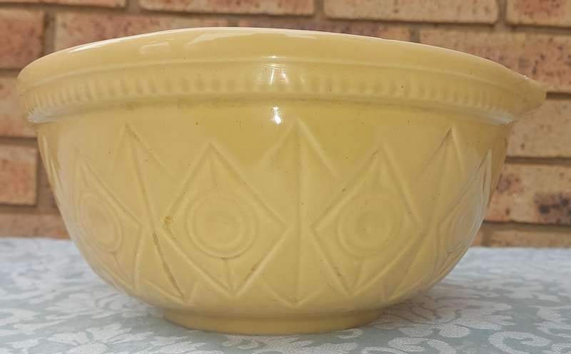 A VINTAGE MUSTARD COLOUR EEZY WHIP NO2 PORCELAIN BOWL SOLD AS IS