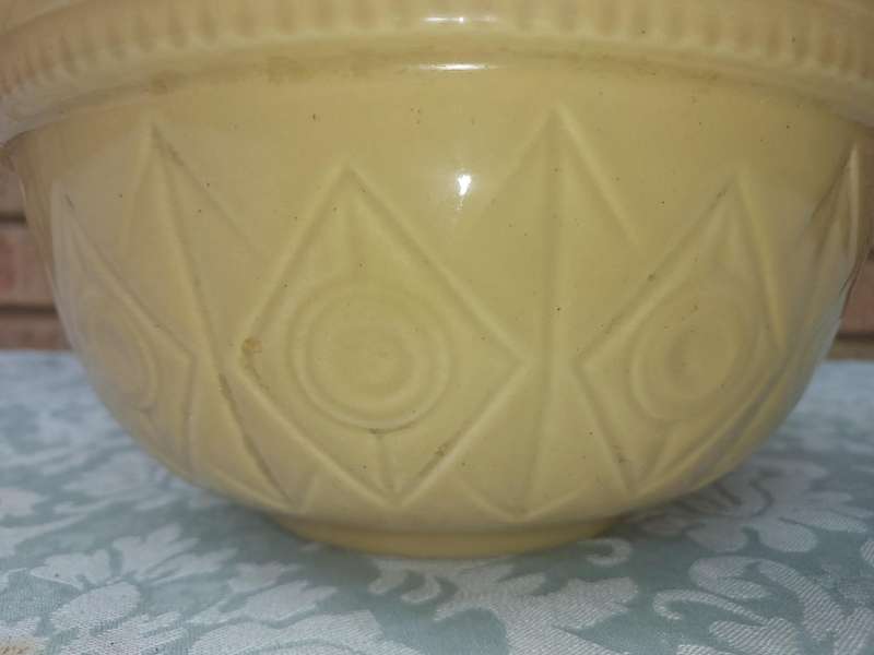 A VINTAGE MUSTARD COLOUR EEZY WHIP NO2 PORCELAIN BOWL SOLD AS IS