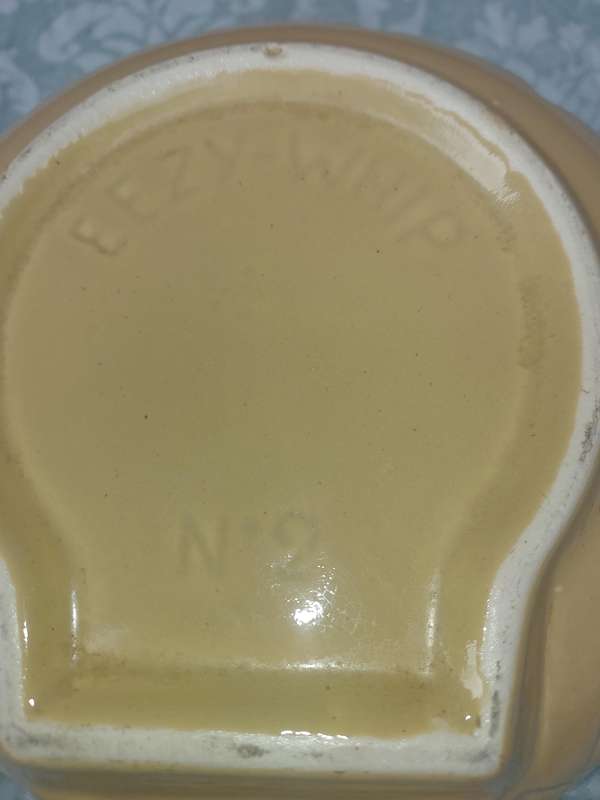 A VINTAGE MUSTARD COLOUR EEZY WHIP NO2 PORCELAIN BOWL SOLD AS IS