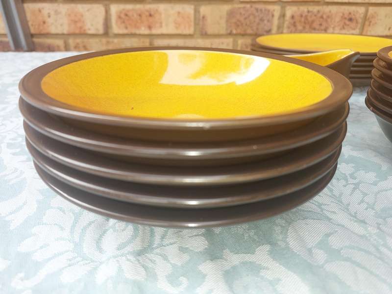 A 31 PIECE CERAMIC BROWN WITH YELLOW DINNER SET SOLD AS IS