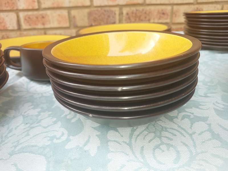 A 31 PIECE CERAMIC BROWN WITH YELLOW DINNER SET SOLD AS IS