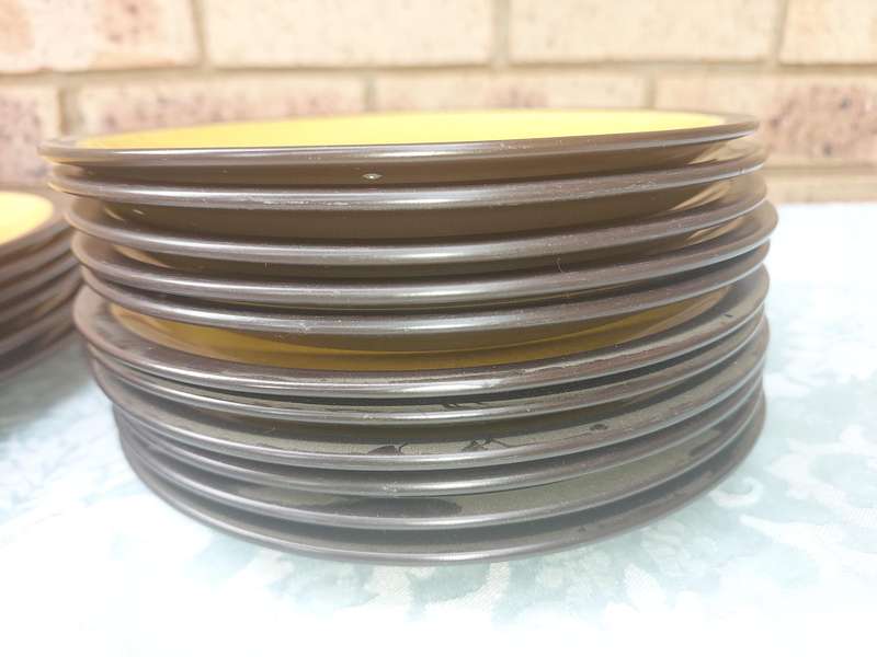 A 31 PIECE CERAMIC BROWN WITH YELLOW DINNER SET SOLD AS IS