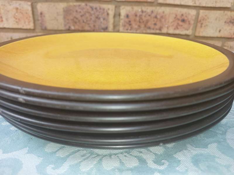 A 31 PIECE CERAMIC BROWN WITH YELLOW DINNER SET SOLD AS IS