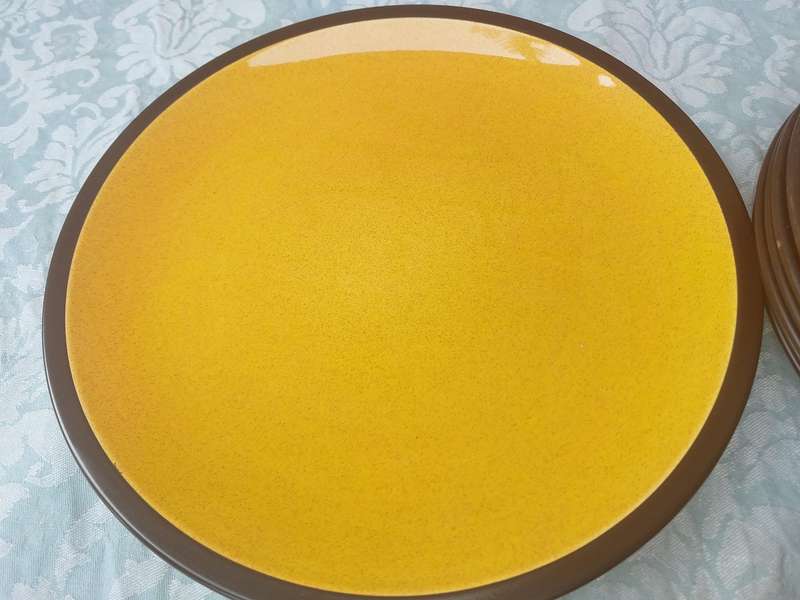 A 31 PIECE CERAMIC BROWN WITH YELLOW DINNER SET SOLD AS IS