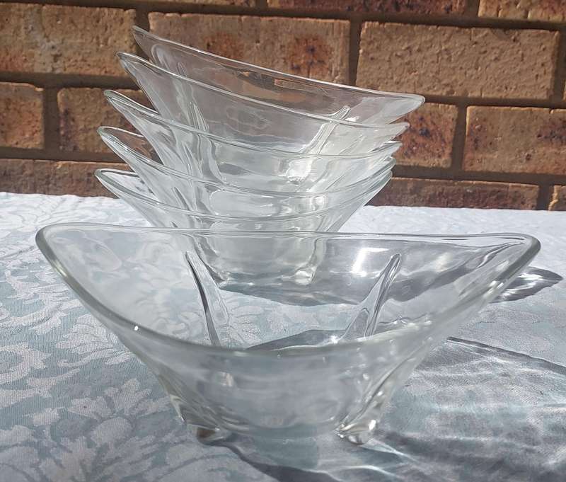 A COLLECTION OF 6 BANANA FLOAT ICE GLASS BOWLS SOLD AS IS