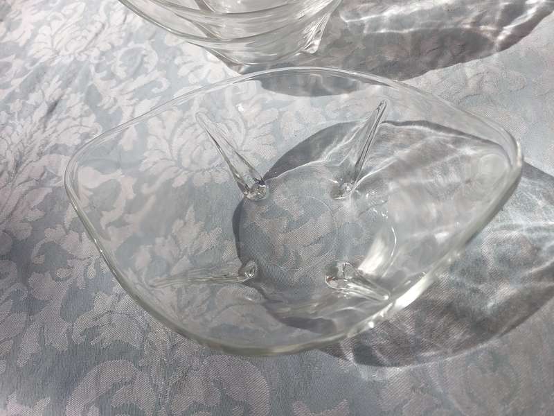 A COLLECTION OF 6 BANANA FLOAT ICE GLASS BOWLS SOLD AS IS