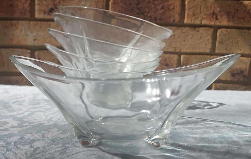 A COLLECTION OF 6 BANANA FLOAT ICE GLASS BOWLS SOLD AS IS