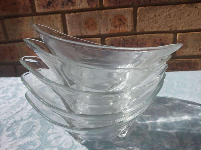 A COLLECTION OF 6 BANANA FLOAT ICE GLASS BOWLS SOLD AS IS
