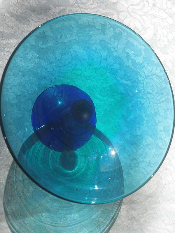 A VINTAGE ART DECOR EXTRA LARGE ICE CREAM COBOLT GREEN AND BLUE FOOTED GLASS BOWL SOLD AS IS