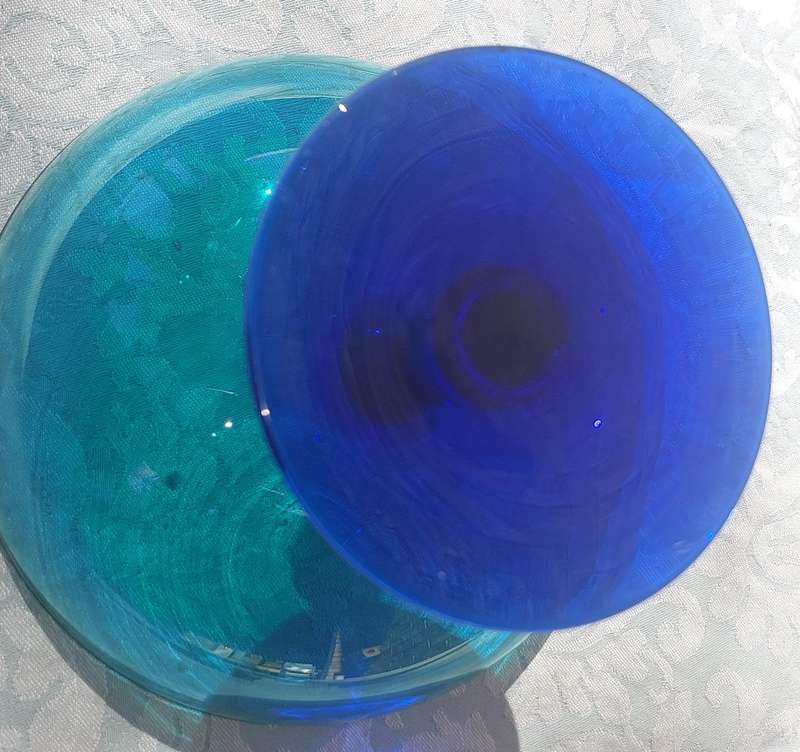 A VINTAGE ART DECOR EXTRA LARGE ICE CREAM COBOLT GREEN AND BLUE FOOTED GLASS BOWL SOLD AS IS