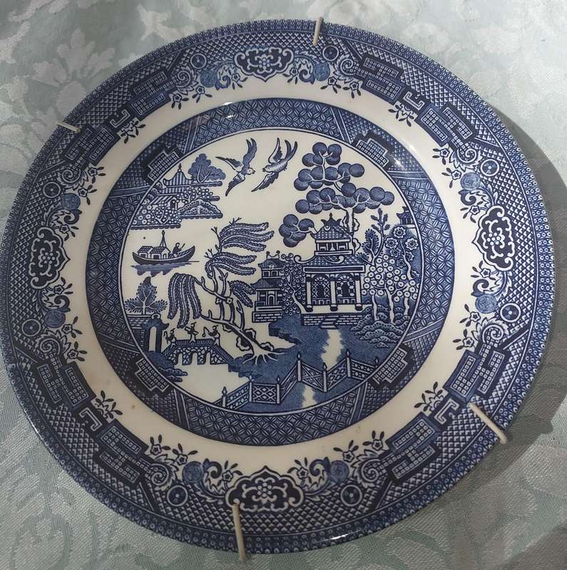 Blue Willow Plate Made in  ENGLAND Oriental Design Bridge, Pagoda, Willow Tree