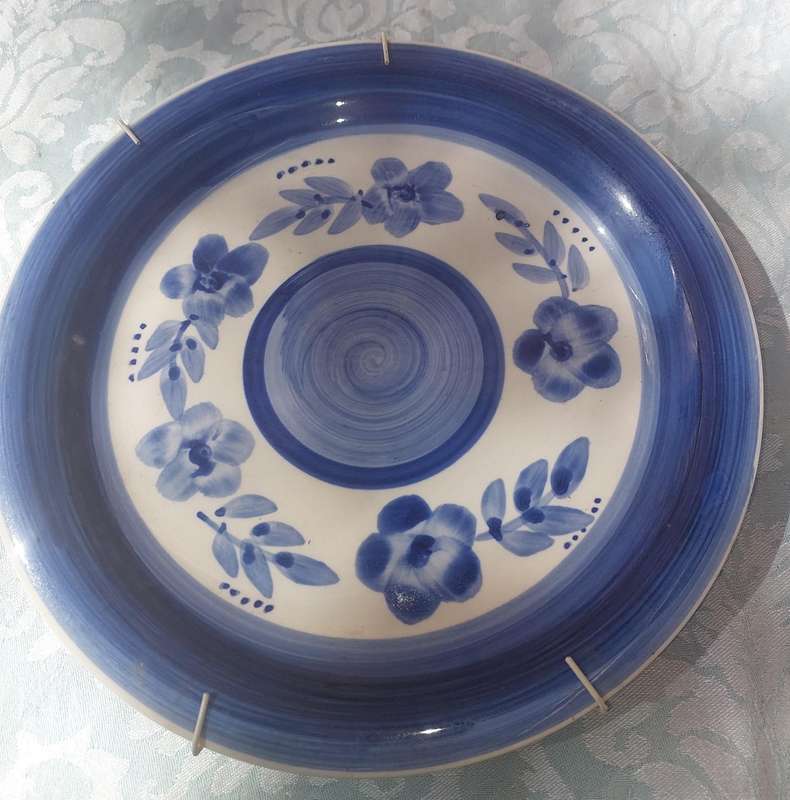 A BLUE PORCELAIN DELFT TYPE PLATE PLAQUE SOLD AS IS