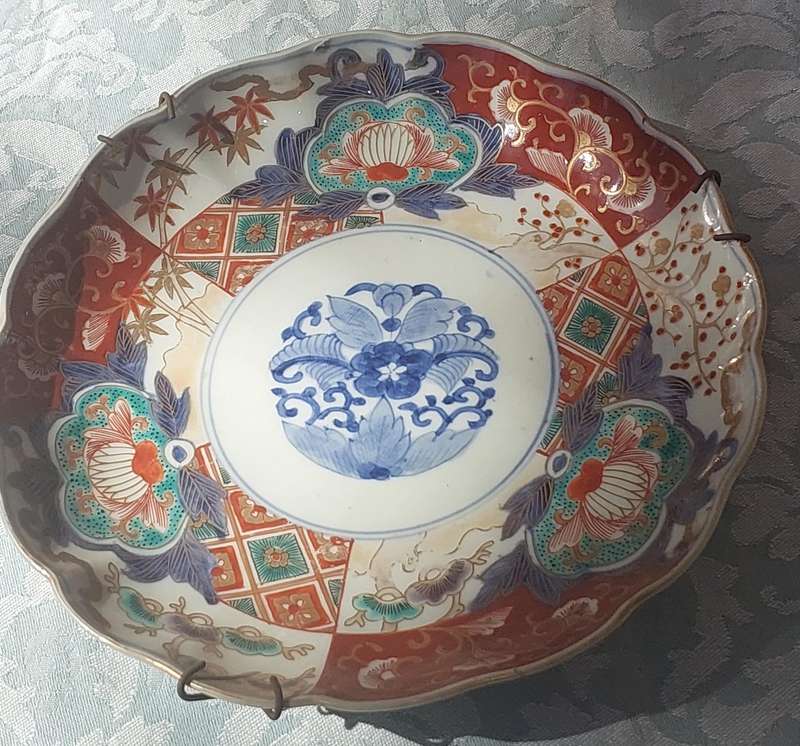 AN IMARI VINTAGE PORCELAIN BOWL PLAQUE JAPAN SOLD AS IS