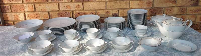 A VINTAGE 65 PIECE NORITAKE CHINA JAPAN 5651 LAUREATE US DESIGN 170727 SOLD AS IS