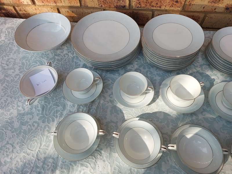 A VINTAGE 65 PIECE NORITAKE CHINA JAPAN 5651 LAUREATE US DESIGN 170727 SOLD AS IS