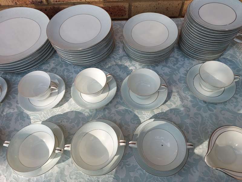 A VINTAGE 65 PIECE NORITAKE CHINA JAPAN 5651 LAUREATE US DESIGN 170727 SOLD AS IS