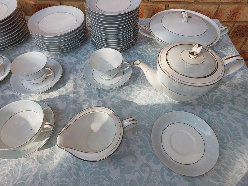 A VINTAGE 65 PIECE NORITAKE CHINA JAPAN 5651 LAUREATE US DESIGN 170727 SOLD AS IS