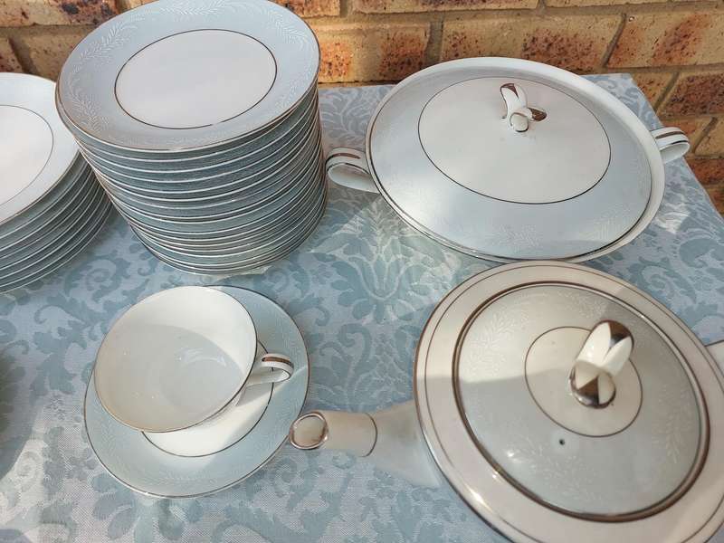 A VINTAGE 65 PIECE NORITAKE CHINA JAPAN 5651 LAUREATE US DESIGN 170727 SOLD AS IS