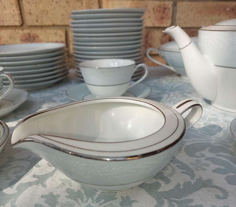 A VINTAGE 65 PIECE NORITAKE CHINA JAPAN 5651 LAUREATE US DESIGN 170727 SOLD AS IS