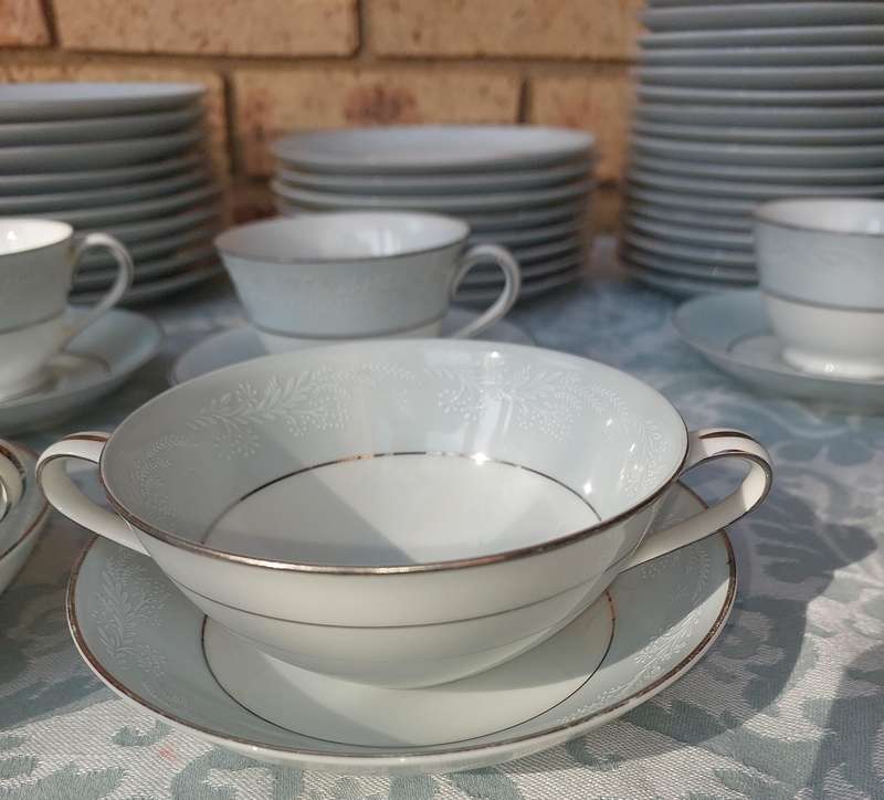 A VINTAGE 65 PIECE NORITAKE CHINA JAPAN 5651 LAUREATE US DESIGN 170727 SOLD AS IS