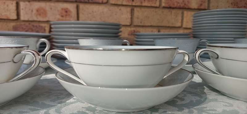 A VINTAGE 65 PIECE NORITAKE CHINA JAPAN 5651 LAUREATE US DESIGN 170727 SOLD AS IS