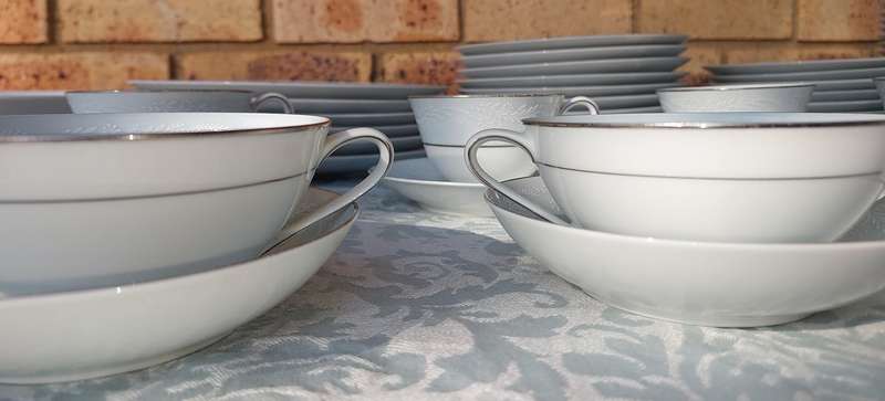 A VINTAGE 65 PIECE NORITAKE CHINA JAPAN 5651 LAUREATE US DESIGN 170727 SOLD AS IS